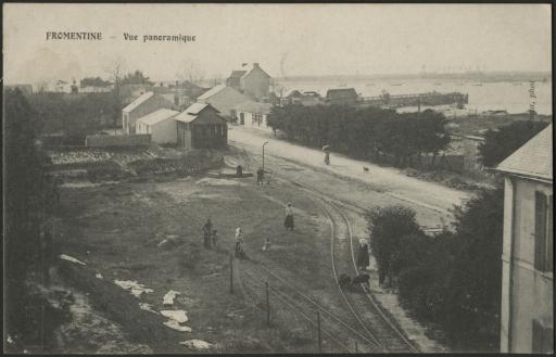 Vue panoramique sur Fromentine. Au premier plan, les voies ferrées ; en arrière-plan, l'estacade et l'île de Noirmoutier / Gloria phot.
